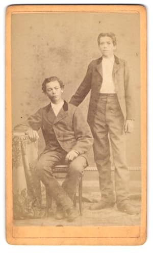 Bild des Verkufers fr Fotografie J. F. Klinger, Braunau am Inn, Portrait zwei junge Herren in modischer Kleidung zum Verkauf von Bartko-Reher