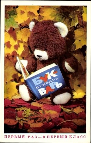 Bild des Verkufers fr Ansichtskarte / Postkarte Glckwunsch Einschulung, Teddybr liest in russischer Fibel zum Verkauf von akpool GmbH
