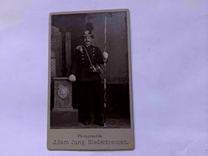 CdV wohl Post, Mann in Uniform mit Horn, Peitsche und Helmartiger Mütze mit Federbusch, um 1900