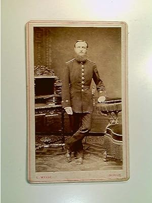 CdV Soldat mit Bart, ca. 1880, kl. Schirmmütze, wohl Totenkopf und 1 Kokarde, vermutl. Braunschweig
