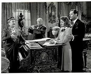 Bild des Verk�ufers f�r A VINTAGE PUBLICITY PHOTOGRAPH for Warner Bros, "The Time, The Place and The Girl" portraying MARTHA VICKERS with Donald Woods, Florence Bates and S.Z. Sakall in a scene from the film. zum Verkauf von Blue Mountain Books & Manuscripts, Ltd.