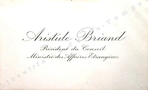 Imagen del vendedor de Carte de Visite de Aristide BRIAND [Avocat et un homme politique franais, onze fois Prsident du Conseil et vingt-six fois Ministre sous la Troisime Rpublique, joue un rle essentiel dans les relations internationales aprs la Premire Guerre mondiale; initiateur et rapporteur de la Loi de sparation des glises et de l'tat adopte en 1905, codifiant la lacit en France; Prix Nobel de la Paix en 1926 (avec Gustav Stresemann) pour son action en faveur de la rconciliation entre la France et l'Allemagne (accords de Locarno, 1925); signe avec l'Amricain Frank Billings Kellogg le Pacte Briand-Kellogg (1928) visant  mettre la guerre hors-la-loi, .]  Gustave Lefebvre [Officier de l'Instruction Publique, Secrtaire de la Socit d'tudes conomiques de la Loire, Prsident de la Ligue Maritime Franaise, Directeur d'Assurances, Saint-tienne, Loire]. a la venta por Jean-Paul TIVILLIER