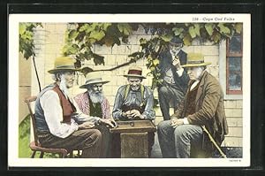 Ansichtskarte Cape Cod Folks, Alte Männer vor dem Haus beim Brettspiel