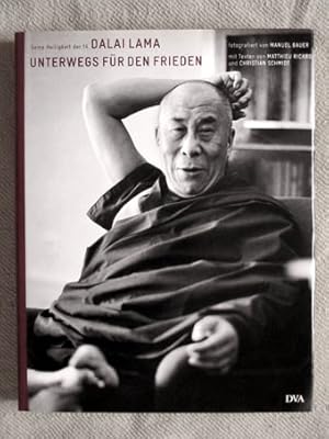 Seller image for Unterwegs fr den Frieden. Seine Heiligkeit der 14. Dalai Lama, fotografiert von Manuel Bauer. Mit Texten von Matthieu Ricard und Christian Schmidt. for sale by Verlag + Antiquariat Nikolai Lwenkamp