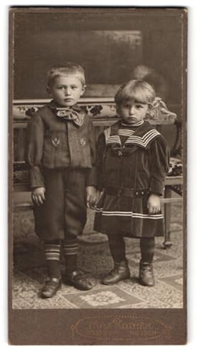 Seller image for Fotografie Max Rother, Rosswein, Portrait modisch gekleidetes Kinderpaar sich an der Hand haltend for sale by Bartko-Reher