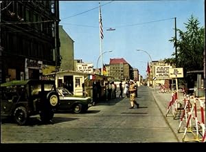 Ansichtskarte / Postkarte Berlin Mitte, Checkpoint Charlie, Passierstelle Friedrichstraße an der ...