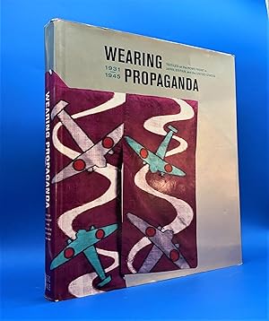 Imagen del vendedor de Wearing Propaganda : Textiles on the Home Front In Japan, Britain, and The United States, 1931-1945 a la venta por Librairie Orphe