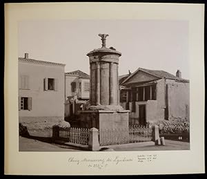 Bild des Verkufers fr (Monument des Lysikrates, Athen). 44. Originalfotografie (22x29 cm). Albumin-Abzug, montiert auf Kartontrger (28,8x33,8 cm). zum Verkauf von Biblion Antiquariat