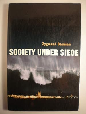 Image du vendeur pour Society under siege mis en vente par Librera Antonio Azorn