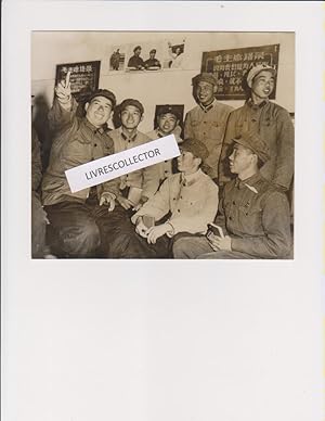 Seller image for DEUX PHOTOS N/BL : YANG TZU-YUN, SOLDAT ET POMPIER HROQUE, REJOINT SA COMPAGNIE APRS AVOIR T SOIGN POUR DE SVRES BLESSURES / TWO B/W PHOTOS : YANG TZU-YUN, HEROIC SOLDIER AND FIREFIGHTER, JOINS HIS COMPAGNY AFTER BEING TREATED FOR SEVERE INJURIES. for sale by LIVRESCOLLECTOR