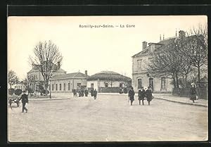 Ansichtskarte Romilly-sur-Seine, La Gare, Bürger vor dem Bahnhof