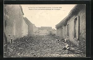 Carte postale Cravant, Ruines sur le passage du Cyclone 1905, Herumliegende Dachziegel nach Unwetter