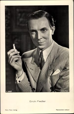 Imagen del vendedor de Ansichtskarte / Postkarte Schauspieler Erich Fiedler, Portrait, Zigarette rauchend a la venta por akpool GmbH