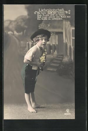 Bild des Verkufers fr Foto-Ansichtskarte GL Co: Liebesbotschaft, Die Liebe weiss den rechten Weg., Kleiner Junge mit Hut und Blumen zum Verkauf von Bartko-Reher