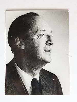 Bild des Verkufers fr Photographie originale reprsentant Vladimir Nabokov de profil zum Verkauf von Librairie Le Feu Follet