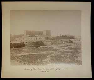 Bild des Verkufers fr (Themistokles-Festung Pirus). Originalfotografie (21x27cm). Albumin-Abzug, montiert auf Kartontrger (29x33,8 cm). zum Verkauf von Biblion Antiquariat