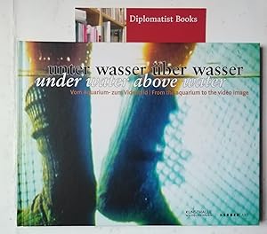 Bild des Verkufers fr Under Water Above Water: From the Aquarium to the Video Image (Kerber Art (Hardcover)) zum Verkauf von Diplomatist Books