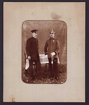 Fotografie Soldat mit Artillerie-Pickelhaube in Uniform mit Orden neben einem Bergmann