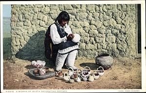 Ansichtskarte / Postkarte A woman of Isleta decorating pottery, Indianerin, Pueblo Indian