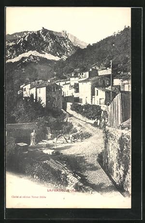 Carte postale Lapradelle, Strasse hinauf in den Ort, vue sur Burg
