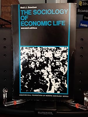 Imagen del vendedor de The sociology of economic life (Prentice-Hall foundations of modern sociology series) a la venta por J & W Books