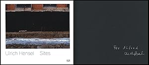 Bild des Verk�ufers f�r Ulrich Hensel. Sites. [Signiertes Widmungsexemplar]. Mit Betr�gen von / With texts by Ralph Heusner und / and Raimund Stecker. zum Verkauf von Antiquariat Lenzen