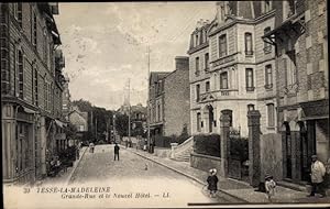 Ansichtskarte / Postkarte Tessé la Madeleine Orne, Grande Rue et le Novel Hotel