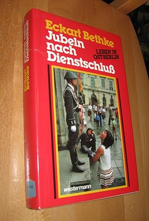 Bild des Verkufers fr Jubeln nach Dienstschlu: Leben in Ost- Berlin zum Verkauf von Dipl.-Inform. Gerd Suelmann