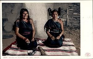 Ansichtskarte / Postkarte Mother and Daughter, Hopi Moki Indians, Indianer, Teppich