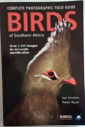 Bild des Verkufers fr Birds of Southern Africa: The Complete Photographic Guide (Over 2500 images for accurate identification) zum Verkauf von Chapter 1