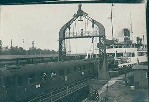 Foto Ostseebad Warnemünde Rostock, Eisenbahn fährt auf das Fährschiff, Hafenpartie