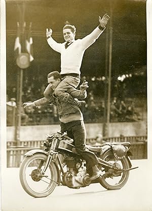 "Les CELMAR : ACROBATIE MOTOCYCLISTE 1931" Photo de presse originale G. DEVRED Agence ROL Paris (...