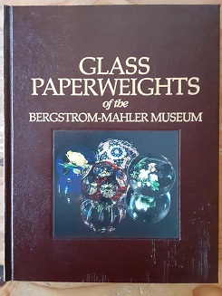 Image du vendeur pour Glass paperweights of the Bergstrom-Mahler Museum (Leather Bound Edition) mis en vente par Book People