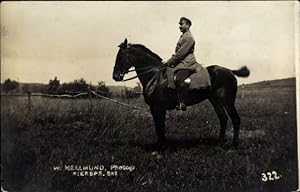 Foto Ansichtskarte / Postkarte Deutscher Soldat in Uniform auf einem Pferd, Fotograf W. Hellmund,...