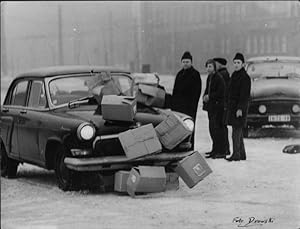 Foto Berlin ?, Auto fährt in einen Stapel Pappkartons, Fotograf Karl Heinz Drowski