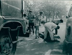 Foto Berlin, Verwundeter auf Bahre, Verkehrsunfall, Verkehrspolizist, DDR, Fotograf K. H. Drowski