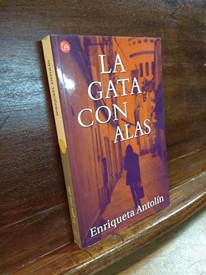 Bild des Verkufers fr La gata con alas zum Verkauf von Libros Antuano