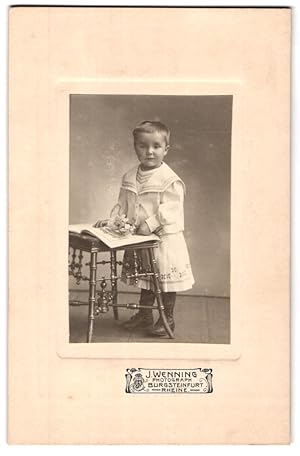 Bild des Verkufers fr Fotografie J. Wenning, Burgsteinfurt, Rheine, Portrait modisch gekleidetes Mdchen mit Blume und Zeitung zum Verkauf von Bartko-Reher