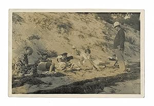 Seller image for Photographie originale o posent notamment Georges Auric, Jean Cocteau, Valentine et Jean Hugo, Bolette Natanson et Raymond Radiguet en tenue de bain sur la plage du Piquey. for sale by Librairie Le Feu Follet