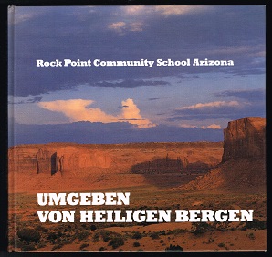 Seller image for Umgeben von heiligen Bergen: Navajo Geschichten und Erfahrungen ber das Land. - for sale by Libresso Antiquariat, Jens Hagedorn
