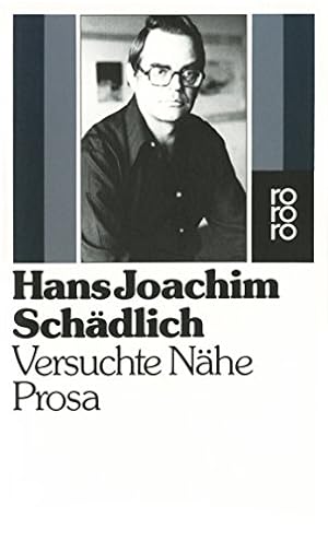 Bild des Verkufers fr Versuchte Nhe. Prosa. Mit Anmerkungen. Inhalt: Versuchte Nhe (1975)/ Teile der Landschaft (1975)/ Kleine Schule der Poesie (1976)/ Komm, mein Geliebter, gehn wir aufs Land und nchtigen in den Drfern (1971)/ Nirgend ein Ort (1971)/ Unter den achtzehn Trmen der Maria vor dem Teyn (1971)/ Tibaos (1976)/ Schwer leserlicher Brief (1976)/ Himly & Himly (1971)/ Nachla (1976)/ Dobruska (1974)/ Einseitige Ansehung (1974)/ Kriminalmrchen (1974)/ Besuch des Kaisers von Ruland bei dem Kaiser von Deutschland (1976)/ Tante liebt Mrchen (1975)/ Unstet und flchtig (1971)/ Lebenszeichen (1969)/ Rede und Antwort (1976)/ Diese ein wenig berlebensgroe Statue (1976)/ Oktoberhimmel (1976)/ Letzte Ehre groem Sohn (1976)/ Papier und Bleistift (1971)/ Apfel auf silberner Schale (1974)/ Kurzer Bericht vom Todfall des Nikodemus Frischlin (1974)/ Satzsuchung (1977). - (=rororo 4565). zum Verkauf von BOUQUINIST