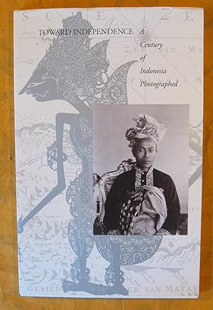 Image du vendeur pour Toward Independence: A Century of Indonesia Photographed mis en vente par Pistil Books Online, IOBA