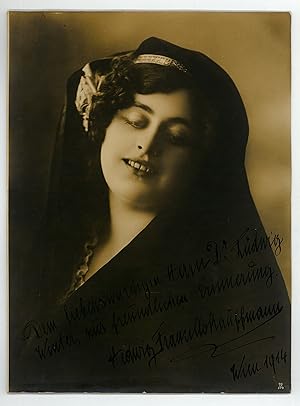 Seller image for Portraitphotographie mit eigenh. Widmung und U. for sale by Antiquariat INLIBRIS Gilhofer Nfg. GmbH