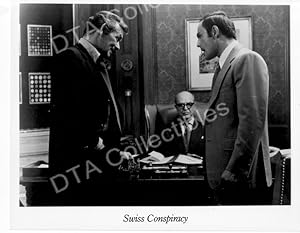 Immagine del venditore per THE SWISS CONSPIRACY-1976-DAVID JANSSEN-B&W-8x10 STILL FN venduto da DTA Collectibles