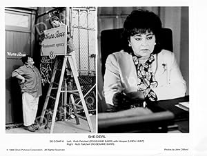 Bild des Verkufers fr SHE-DEVIL-1989-ROSEANNE BARR-LINDA HUNT-B&W-8x10 STILL FN zum Verkauf von DTA Collectibles