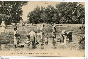 CPA ALGERIE. MAURESQUES DANS L'OUED-OUERDEFOU 1920