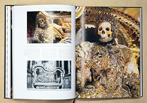 Imagen del vendedor de The Empire of Death. A Cultural History of Ossuaries and Charnel Houses. a la venta por antiquariat peter petrej - Bibliopolium AG