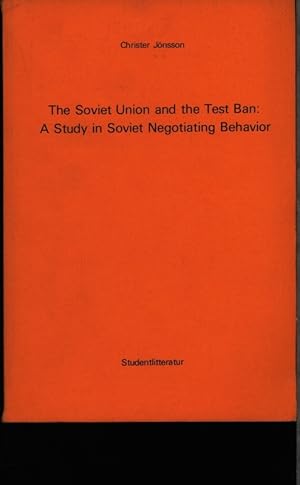 Bild des Verkufers fr The Soviet Union and the test ban. A study in Soviet negotiating behavior. zum Verkauf von Antiquariat Bookfarm