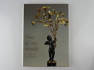 Seller image for Objets des arts dcoratifs. Les collections prives de Saint-Ptersbourg. Porcelaine et cramique. Verrerie. Orfvrerie. Pendules. Luminaires. Meubles. for sale by Librairie Christian Chaboud