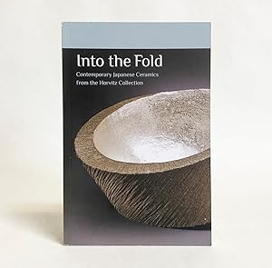 Immagine del venditore per Into the Fold: Contemporary Japanese Ceramics from the Horvitz Collection venduto da Exquisite Corpse Booksellers